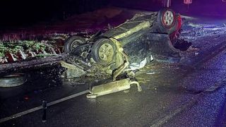 Doi soți și fiica lor de 6 ani au fost transportați la spital după ce mașina &icirc;n care se aflau a ajuns &icirc;ntr-un canal. Minora este &icirc;n stare gravă