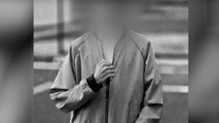 UPDATE: El este elevul de clasa a VIII-a care a fost lăsat să agonizeze două ore &icirc;n curtea școlii. Profesoara de sport a &icirc;ncercat &icirc;n tot acest timp să &icirc;l țină &icirc;n viață