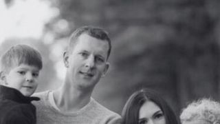 O mamă de 44 de ani și-a &icirc;mpușcat cei doi copii, de 11 și 14 ani, &icirc;n timp ce soțul... Vezi mai mult