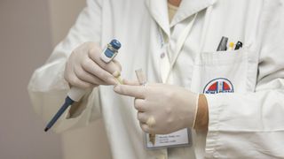 Zeci de persoane infectate cu Ebola au fugit din centrele medicale unde erau internate. OMS avertizează asupra extinderii epidemiei