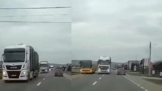 Depășire periculoasă făcută de un TIR, pe un drum din județul Cluj FOTO