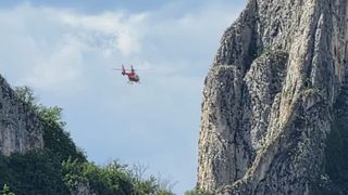 Un alpinist de 22 de ani și-a pierdut viața după ce a căzut &icirc;n gol 50 de metri pe Via Ferrata, din Cheile Turzii