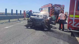 Trei victime pe A1, după ce două autoturisme s-au izbit violent. Una din mașini s-a făcut zob