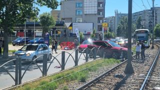 Blocaj total &icirc;n Bucuresti, după ce o mașină a intrat pe șinele tramvaiului 41! Cum se circulă &icirc;n aceste momente