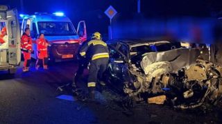Eveniment rutier grav, &icirc;n apropierea localității Onești. Un bărbat și-a pierdut viața, iar alte două persoane au ajuns la spital după ce mașina &icirc;n care se aflau s-a lovit de un pilon
