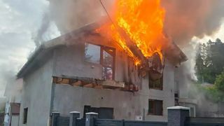 Deflagrație la o locuință din Petroșani. Mansarda și acoperișul au fost cuprinse de foc, cel mai probabil din cauza unui scurtcircuit electric