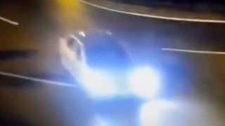 Un bărbat și-a pierdut viața după ce a sărit dintr-o mașină aflată &icirc;n mers, &icirc;ntre localitățile Tuzla și 23 August. Unul dintre șoferii implicați a părăsit locul evenimentului