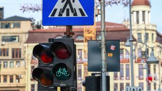 Peste 580 de semafoare care folosesc inteligența artificială vor fi montate &icirc;n București. Costul proiectului se ridică la c&acirc;teva milioane de euro