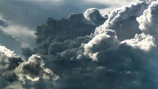 Cod portocaliu și galben de vijelii și furtuni cu grindină! Județele vizate de avertizarea meteo imediată