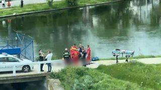 Doi adolescenți de 16 ani, la un pas de &icirc;nec, &icirc;n Chitila, după ce un t&acirc;năr a sărit &icirc;n lac să salveze o fată