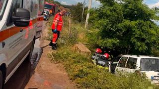 O persoană și-a pierdut viața și trei au fost rănite după ce autoturismul &icirc;n care se aflau a căzut &icirc;n albia unui r&acirc;u