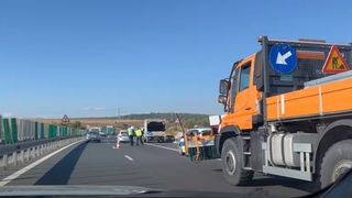 Trafic &icirc;ngreunat pe Autostrada A1, l&acirc;ngă Sibiu, din cauza unui eveniment rutier grav. Două persoane au ajuns la spital