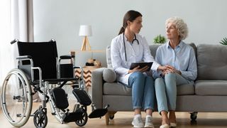 Indemnizația de &icirc;nsoțitor 2026: Cine beneficiază de aceasta și c&acirc;t este ajutorul acordat persoanelor cu handicap grav