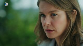 Rezumat episodul 51 &bdquo;Fata de la fereastră&rdquo;, difuzat &icirc;n 16 decembrie la Kanal D: Nalan este dezamăgită de toți și &icirc;i cere lui Hayri să plece din viața ei