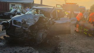 Eveniment rutier grav &icirc;n județul Suceava. Un t&acirc;năr de 24 de ani s-a stins din viață, iar alți doi au ajuns la spital după ce o mașină s-a ciocnit cu un autocamion&nbsp;