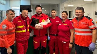 Tânără de 19 ani din Prahova, la un pas să-și piardă viața după ce a născut acasă. Aceasta a fost salvată în ultima clipă de o vecină