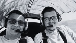 Cine sunt cei doi bărbați care au murit în urma tragediei aviatice de la Arad: „Copilul meu își dorea o viață în aviație”