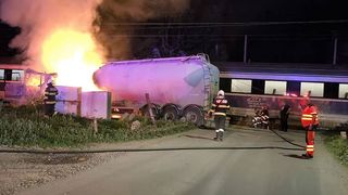 Un tren cu 200 de călători spre mare a lovit &icirc;n plin o cisternă &icirc;ncărcată cu ciment. Cabina a fost cuprinsă de foc