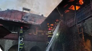 Mănăstirea Bisericani, din Piatra Neamț, cuprinsă din nou de foc, la doar trei luni de la deflagrația care a afectat lăcașul de cult
