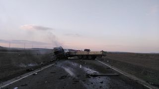 Un grav eveniment rutier a avut loc &icirc;n Vaslui. O persoană și-a pierdut viața după impactul dintre un autoturism și un camion, iar un TIR a fost cuprins de foc