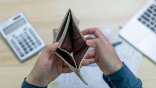 Românii care nu-și plătesc taxele, în vizorul statului! Află ce riscă dacă rămân restanți!