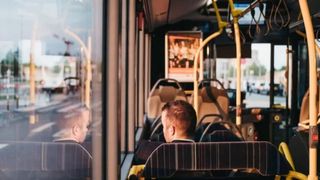 Românii pot plăti mai puțin la transport în 2026! Obligația care face diferența la tarife