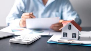 Cine nu trebuie să plătească impozitul pe locuință &icirc;n 2026! Lista completă a celor scutiți!