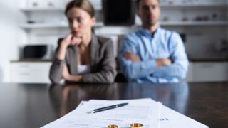 Parlamentul a adoptat o lege nouă! Numele poate fi păstrat după divorț fără acordul fostului soț!