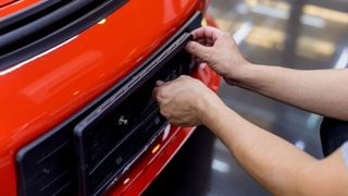 Se interzic anumite plăcuțe auto din 2026! Mașinile cu aceste numere nu vor mai putea circula!