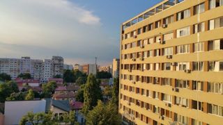 Românii cu apartamente vechi, loviți de o nouă taxă! Cât trebuie să plătească obligatoriu!