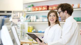 Ce salariu au ajuns să c&acirc;știge farmacistele de la Catena &icirc;n 2026! Venituri, bonusuri și beneficii incluse!