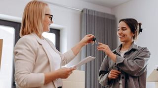 &Icirc;nchirierea &bdquo;la negru&rdquo;, sancționată drastic! Ce taxe și amenzi riscă proprietarii!