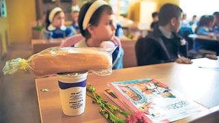 Schimbare importantă &icirc;n educație! Elevii cu nevoi speciale nu vor mai primi bani pentru m&acirc;ncare!