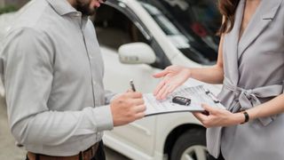 C&acirc;t costă taxa de &icirc;nmatriculare auto &icirc;n 2026! Sumele pe care trebuie să le scoți din buzunar!