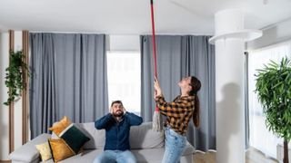 Electrocasnicele zgomotoase pot aduce amenzi la bloc! C&acirc;nd au voie vecinii să cheme poliția!