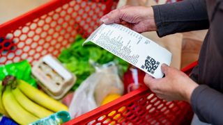 Lovitură pentru rom&acirc;ni! Prețurile la alimentele de bază nu vor mai fi plafonate!