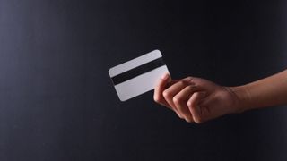 Cetățenii care nu mai pot folosi liber cardul bancar! Sunt obligați să aibă numerar &icirc;n casă!