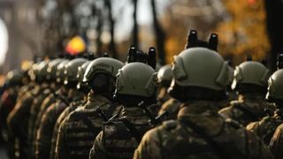 Noi obligații pentru stagiul militar voluntar! Tinerii &icirc;ntre 18-35 de ani, &icirc;nrolați &icirc;n cazul unui război, chiar dacă stau &icirc;n străinătate!