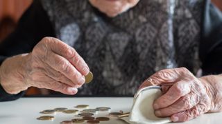 Sute de mii de pensionari rămân fără ajutoare financiare! O decizie a Guvernului Bolojan lovește direct în categoriile vulnerabile!