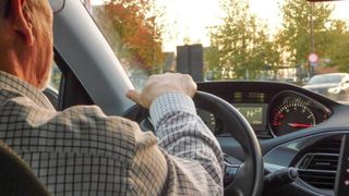 Reguli noi pentru șoferii din Rom&acirc;nia! Ce trebuie să facă posesorii auto c&acirc;nd sunt opriți &icirc;n trafic