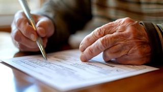 Anul &icirc;n care ieși la pensie dacă ești născut &icirc;n 1968, 1970, 1975 sau 1980! Calculele care &icirc;i sperie pe rom&acirc;ni după noua lege!