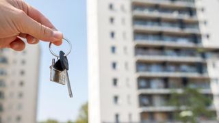 Apartamentele cumpărate pe firmă vor fi impozitate diferit! Legea intră &icirc;n vigoare de la 1 ianuarie 2026!