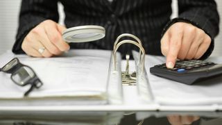 Impozite mai mari pentru români! Statul va taxa în funcție de cât de vechi, poluant și valoros este bunul tău