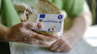 Banii &icirc;nt&acirc;rzie pe cardurile sociale &icirc;n 2026! De ce sunt &icirc;nt&acirc;rzieri și c&acirc;nd intră prima tranșă