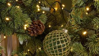 Instalațiile de Crăciun cresc factura la curent! Mulți rom&acirc;ni riscă surprize uriașe la energie!