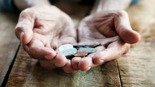 Pensionarii cu venituri mici pot primi sprijin financiar și &icirc;n 2026! Anunțul făcut de Ministrul Muncii!