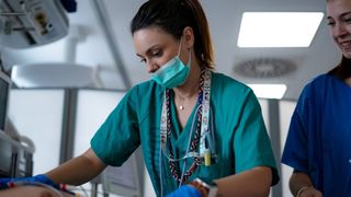 C&acirc;t ajunge să c&acirc;știge o asistentă medicală &icirc;n 2026! Salariile care &icirc;i determină pe mulți să plece din țară!