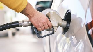 Avertisment de la Guvern pentru șoferi: &bdquo;Nu putem readuce carburanții la prețurile de dinainte&rdquo;