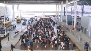 Probleme majore &icirc;n aeroporturi! Sute de agenți demisionează, iar cozile depășesc patru ore!