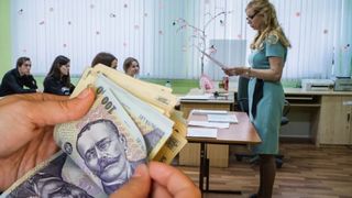 Profesorii vor primi salariile &icirc;nainte de Paşte! Data la care intră banii pe card!